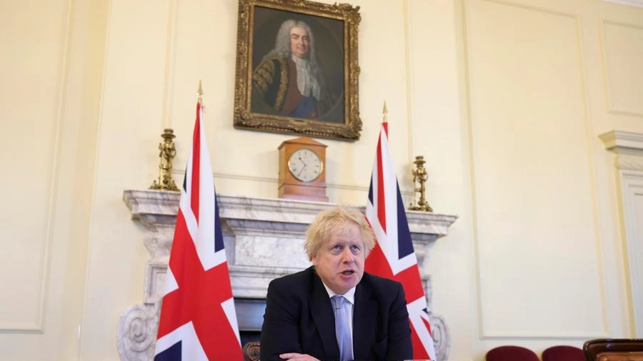 Il primo ministro britannico Boris Johnson nel suo ufficio