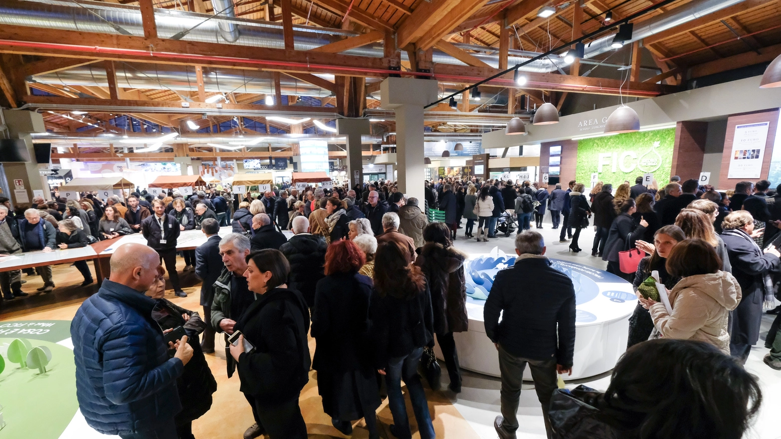 La piazza centrale di Fico finalmente piena di gente (foto Fiocchi)