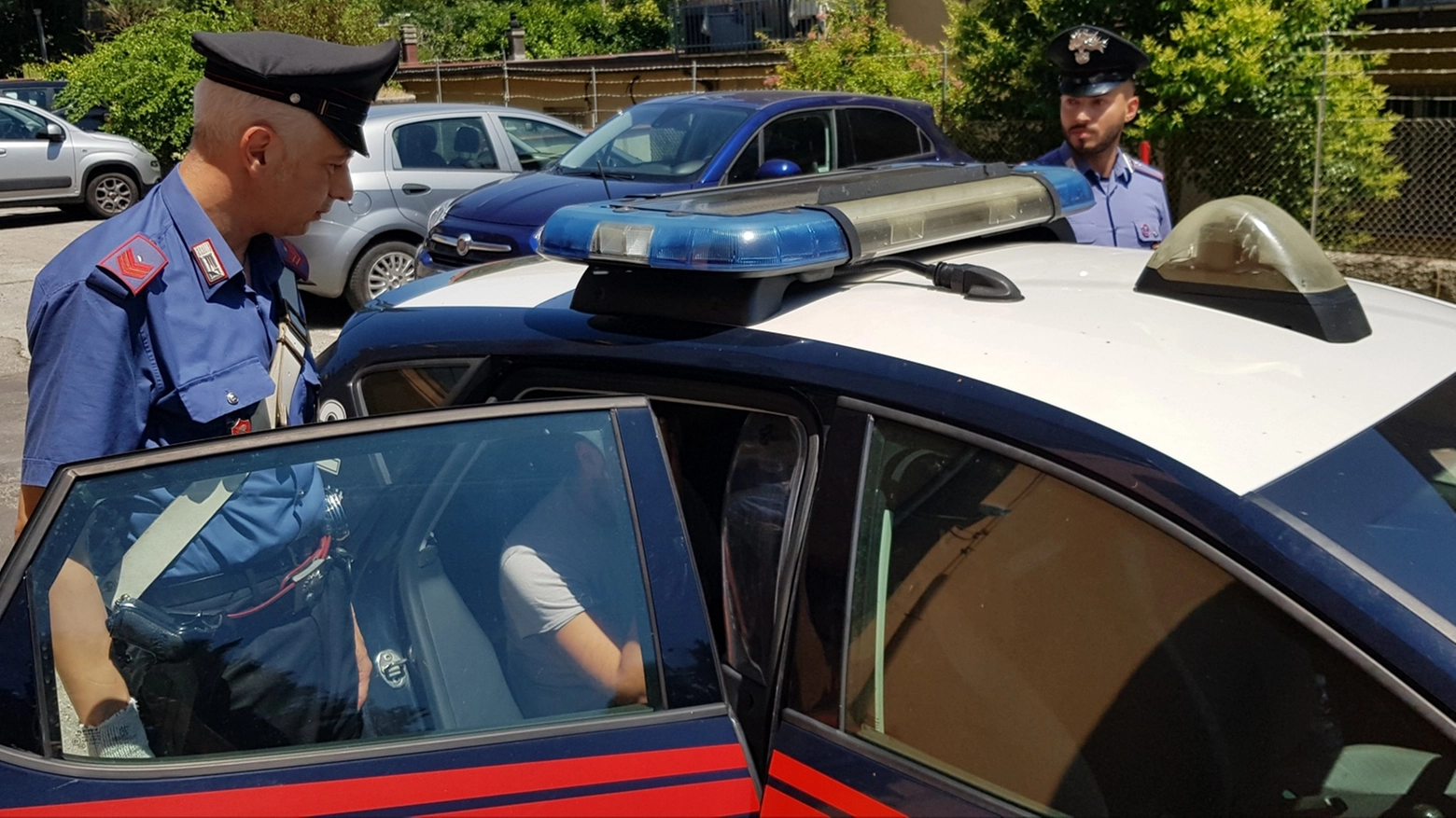 Minaccia vicino col coltello: intervengono i carabinieri 