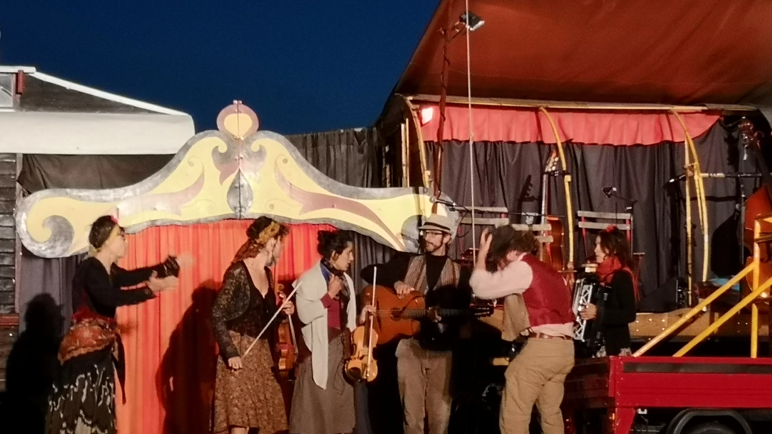 Gli artisti del Cirque Bidon in scena a Rimini