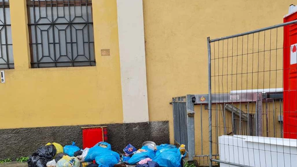 Viale Crispi, proteste per i rifiuti  I residenti: "Non solo criminalità,   siamo invasi da topi e immondizia"