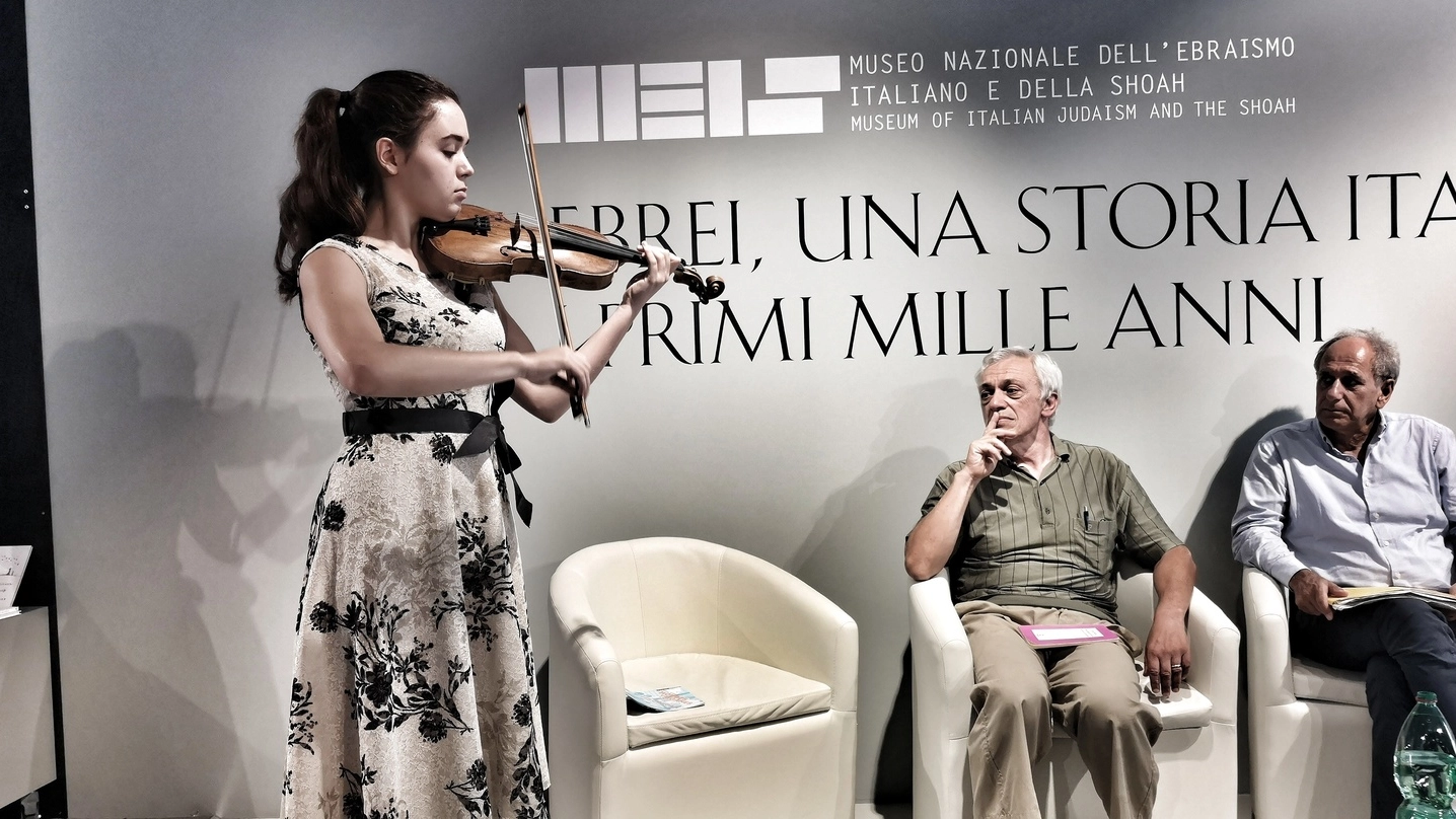 Da sinistra la violinista Lucille Rose Mariotti, Piero Stefani e Guido Vitale durante l’incontro al Meis