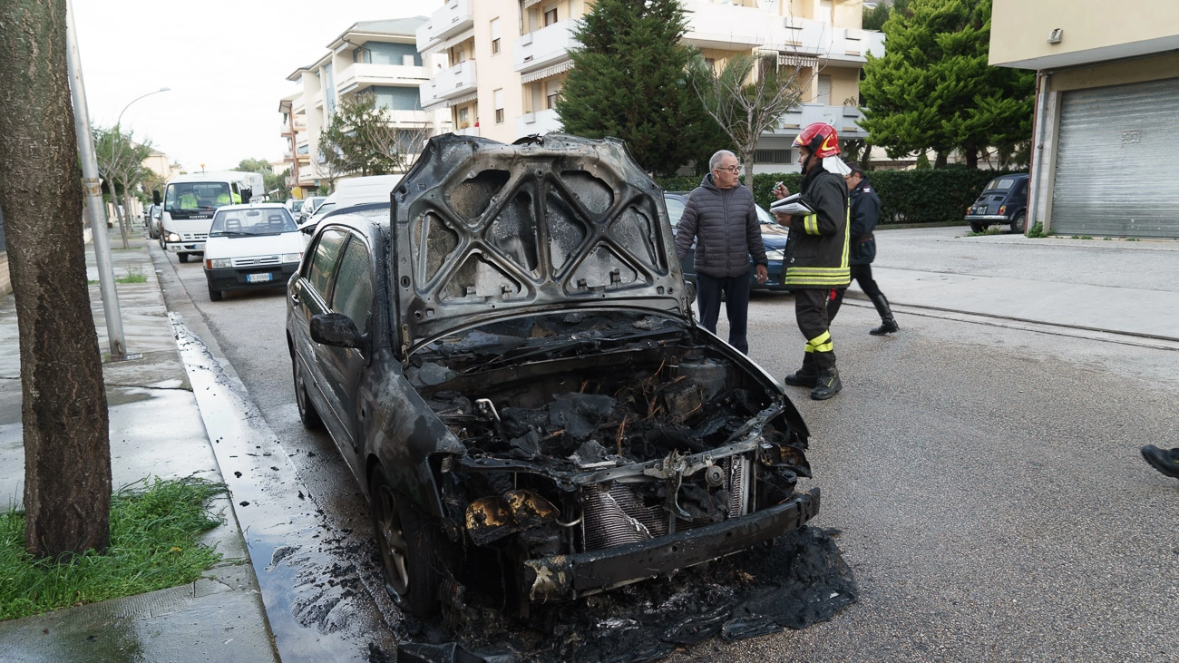 L'auto divorata dalle fiamme (foto Zeppilli)