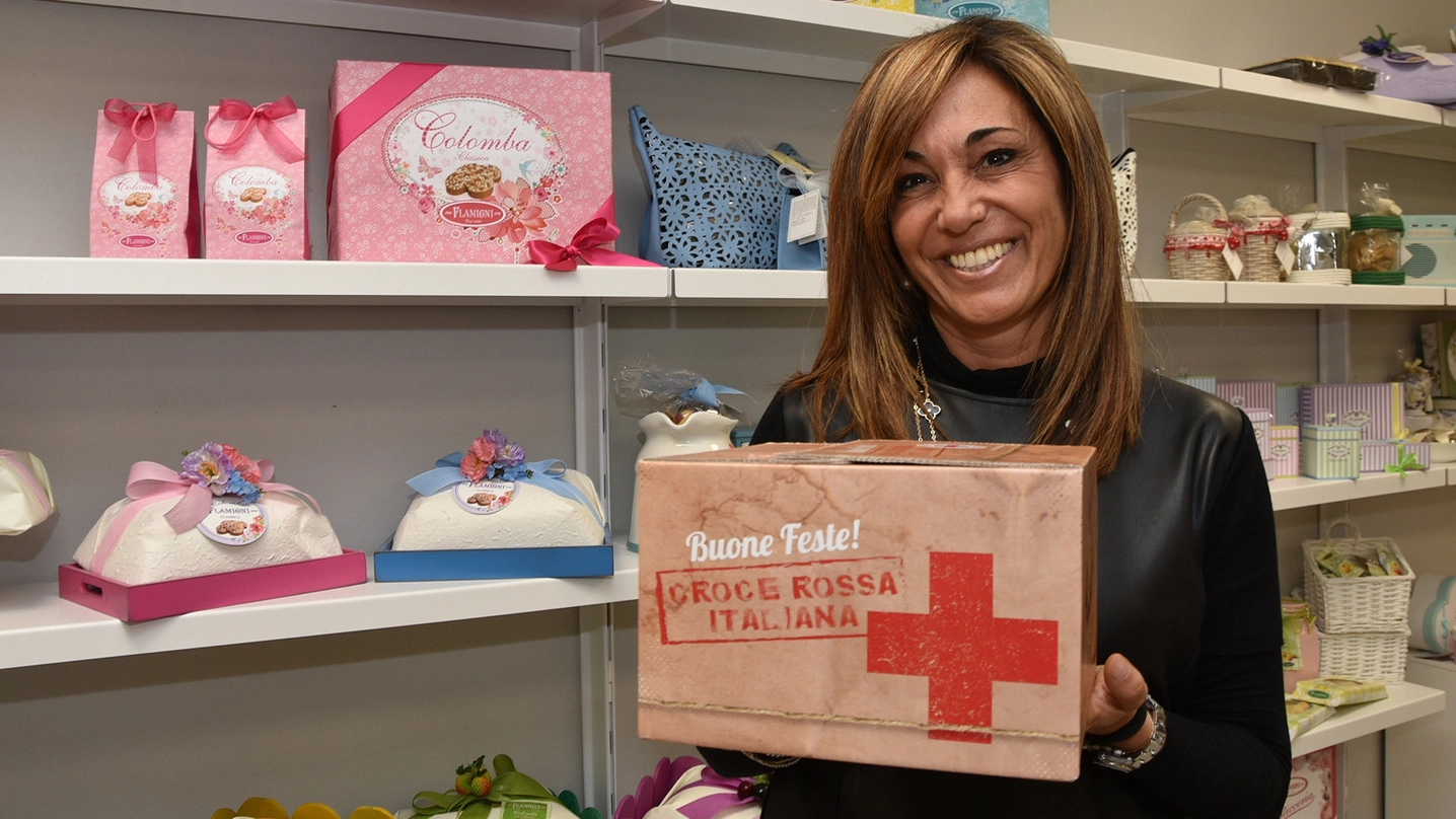 Il pacco speciale con i panettoni di Flamigni per la Croce Rossa italiana (foto Fantini)