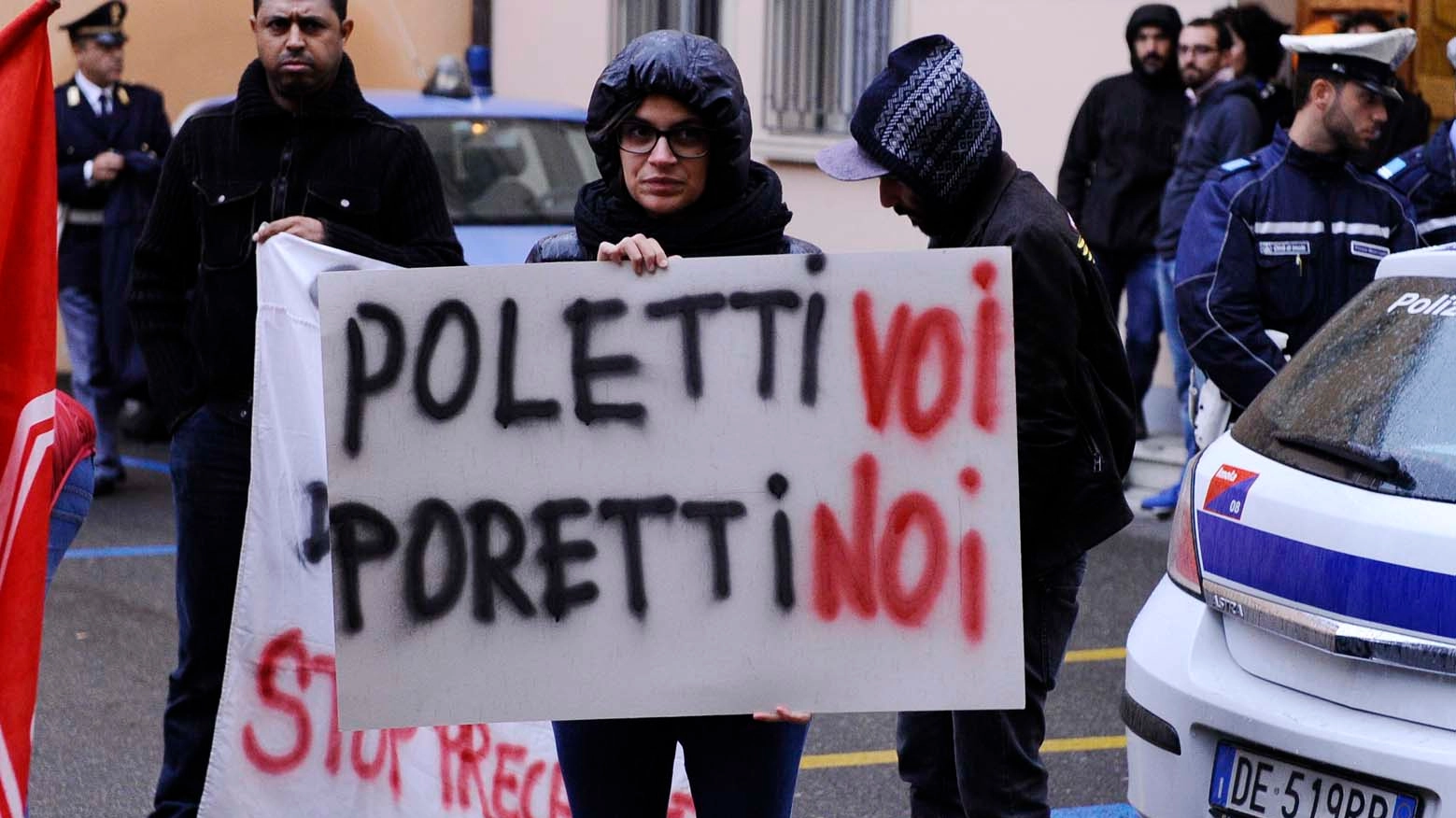 La contestazione a Poletti (foto Isolapress)
