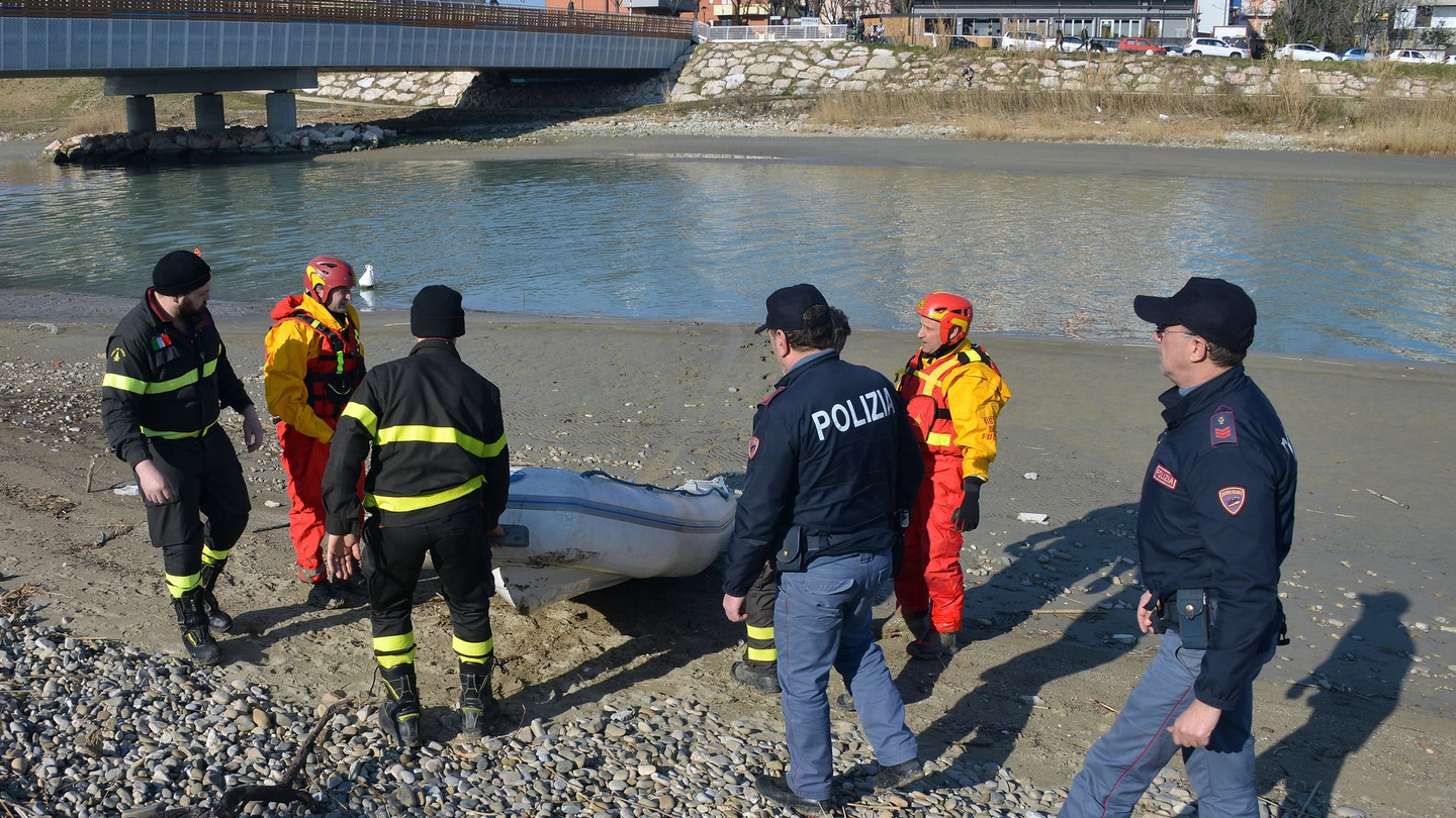 Il cadavere della sconosciuta è stato trovato alla foce  del fiume Marecchia in pochi cm d’acqua 