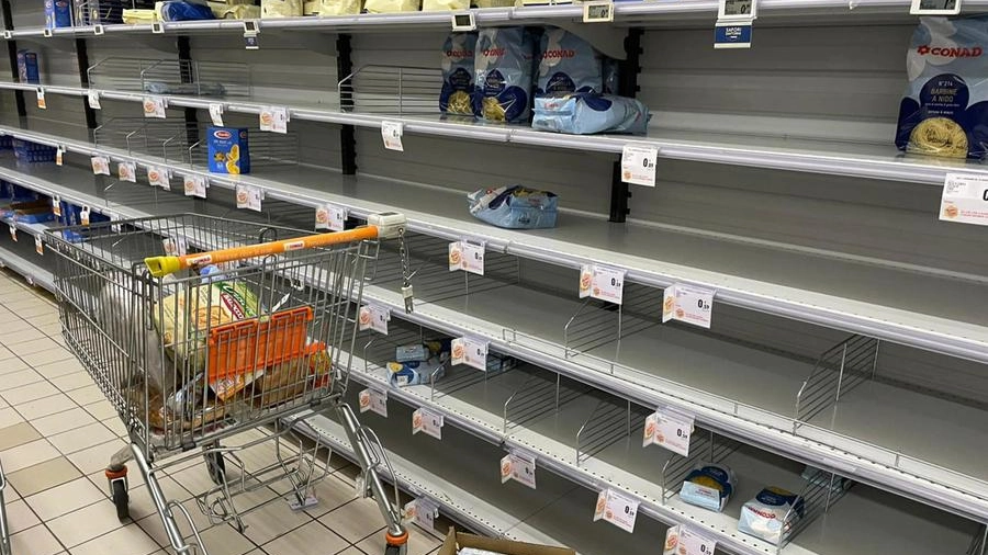Gli scaffali vuoti di uno dei supermercati preso d'assalto per via della paura dell'aument