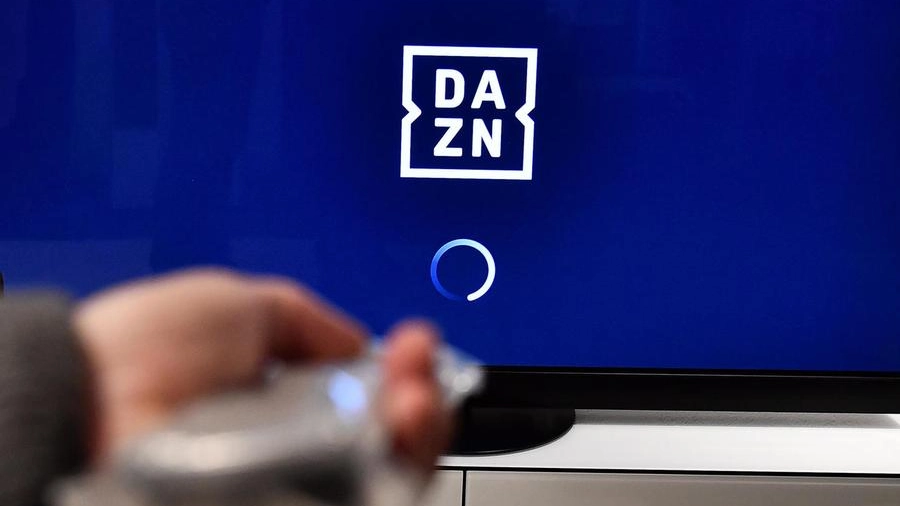 Un televisore attende il segnale di Dazn (Ansa)