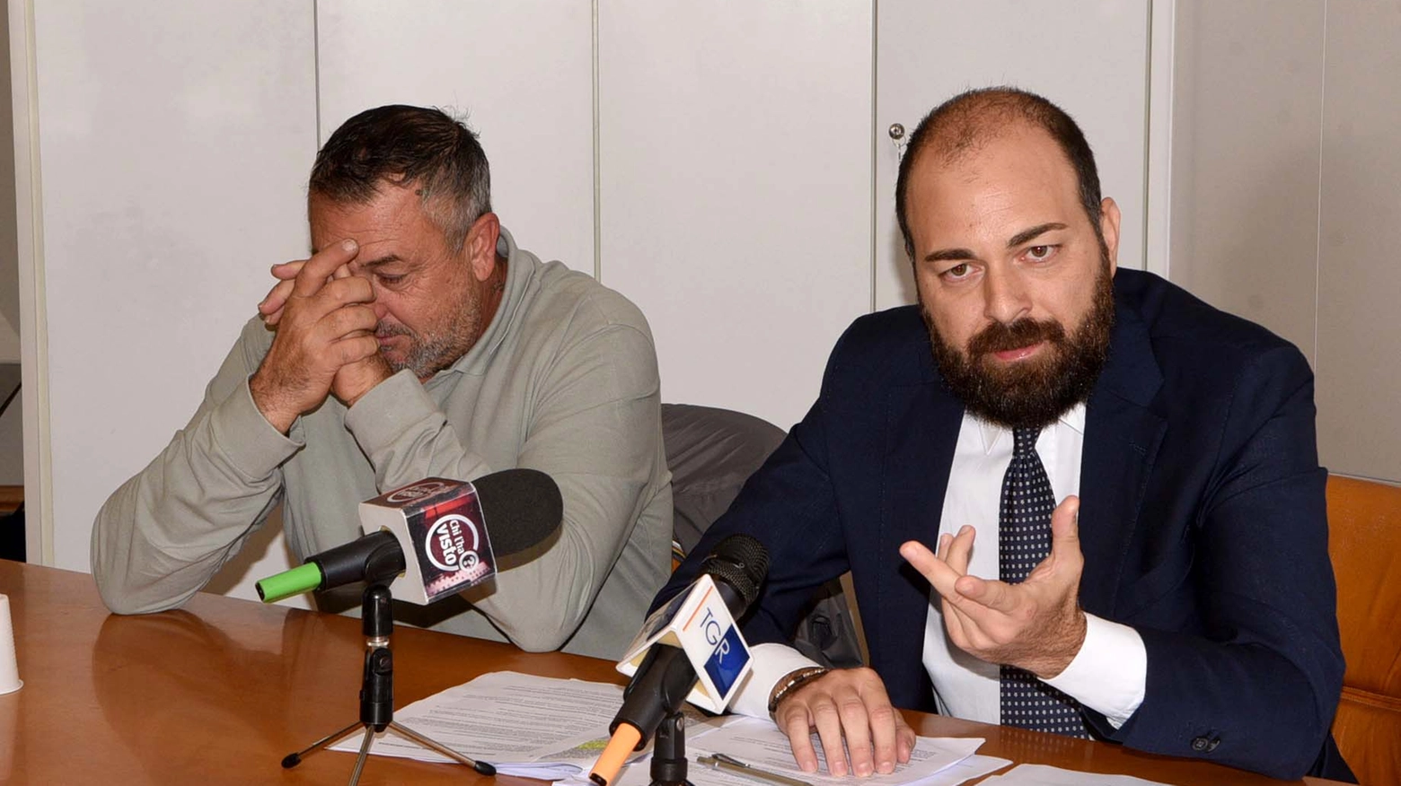 Da sinistra Luca Branchi in lacrime e l'avvocato Simone Bianchi (Businesspress)
