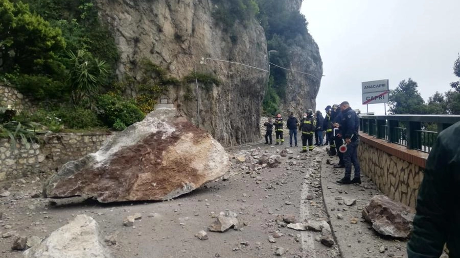 Il masso caduto sulla strada costiera tra Capri e Anacapri