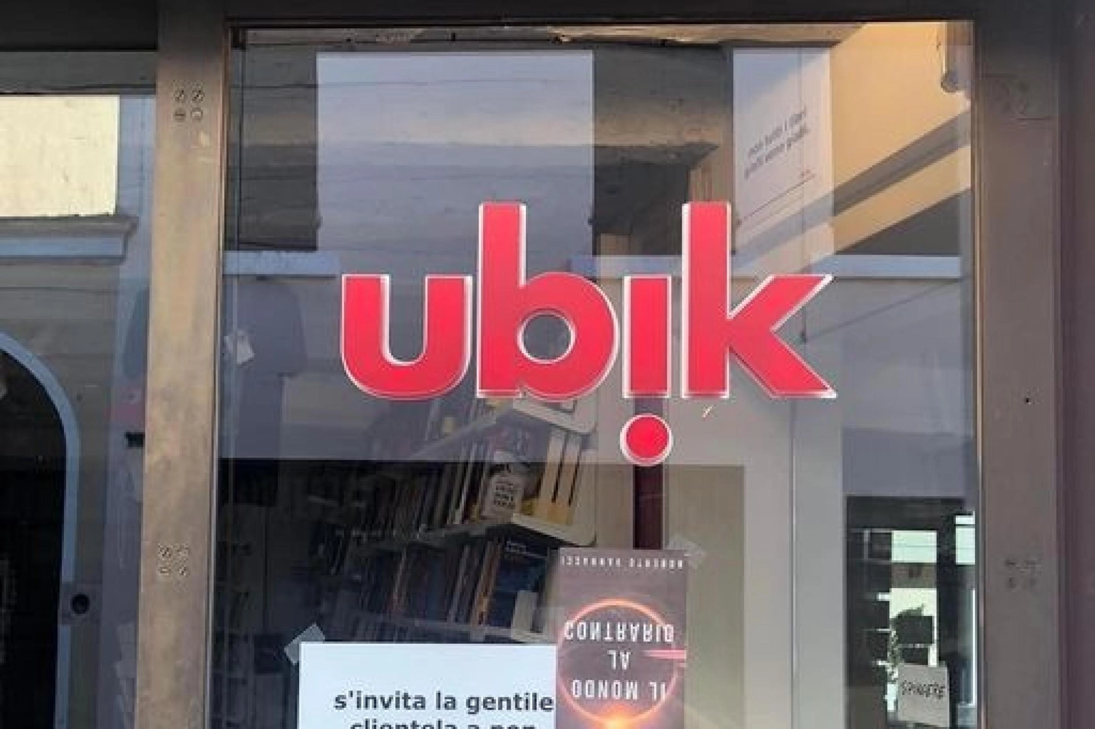 Cartello affisso alla libreria Ubik di Castelfranco Veneto: "Non chiedeteci il libro di Vannacci"