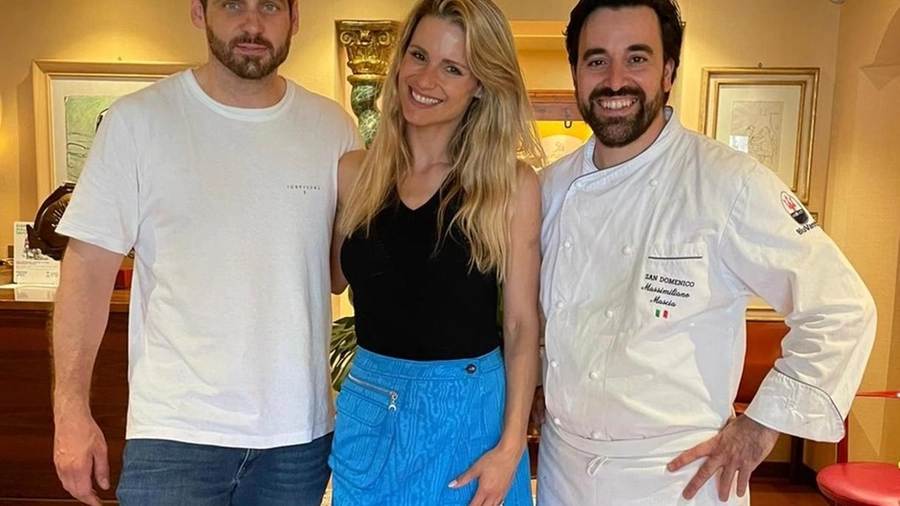La conduttrice tv e showgirl Michelle Hunziker con il marito e lo chef del ’Sando’, Mascia