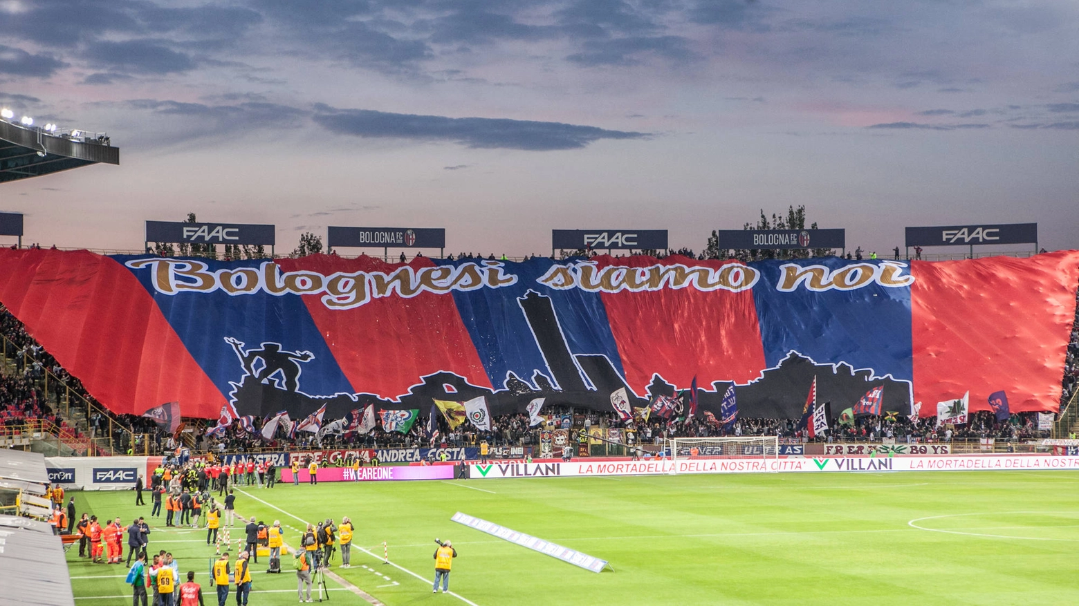 Tifosi del Bologna allo stadio Dall'Ara (foto Olycom)