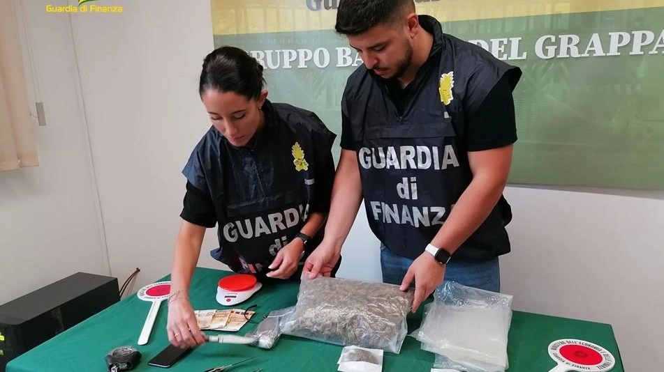 Un cittadino albanese fermato era in possessore di marijuana, nella sua abitazione sequestrati anche strumenti per la preparazione e spaccio