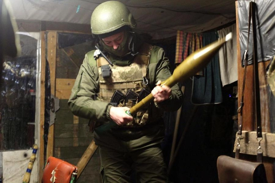 Un soldato dell'esercito ucraino in servizio vicino alla regione di Donetsk (Ansa)