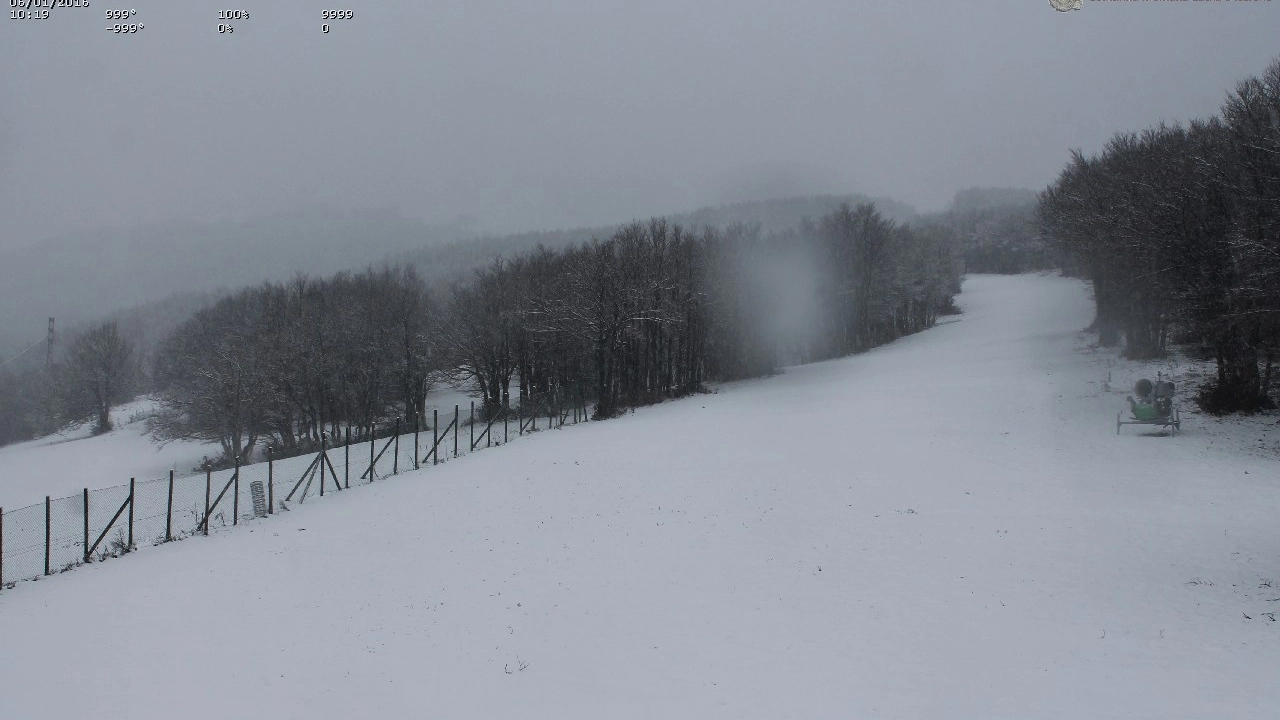 la neve sul monte Nerone in un'immagine della webcam del rifugio Corsini