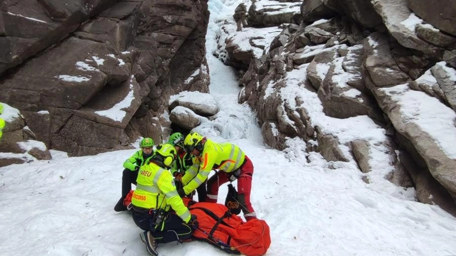 Il soccorso alpino trentino alla base della cascata per il salvataggio dell'iceclimber