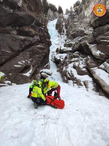 Veneto, iceclimber vicentino precipita per 5 metri da cascata di ghiaccio: in elisoccorso a Trento