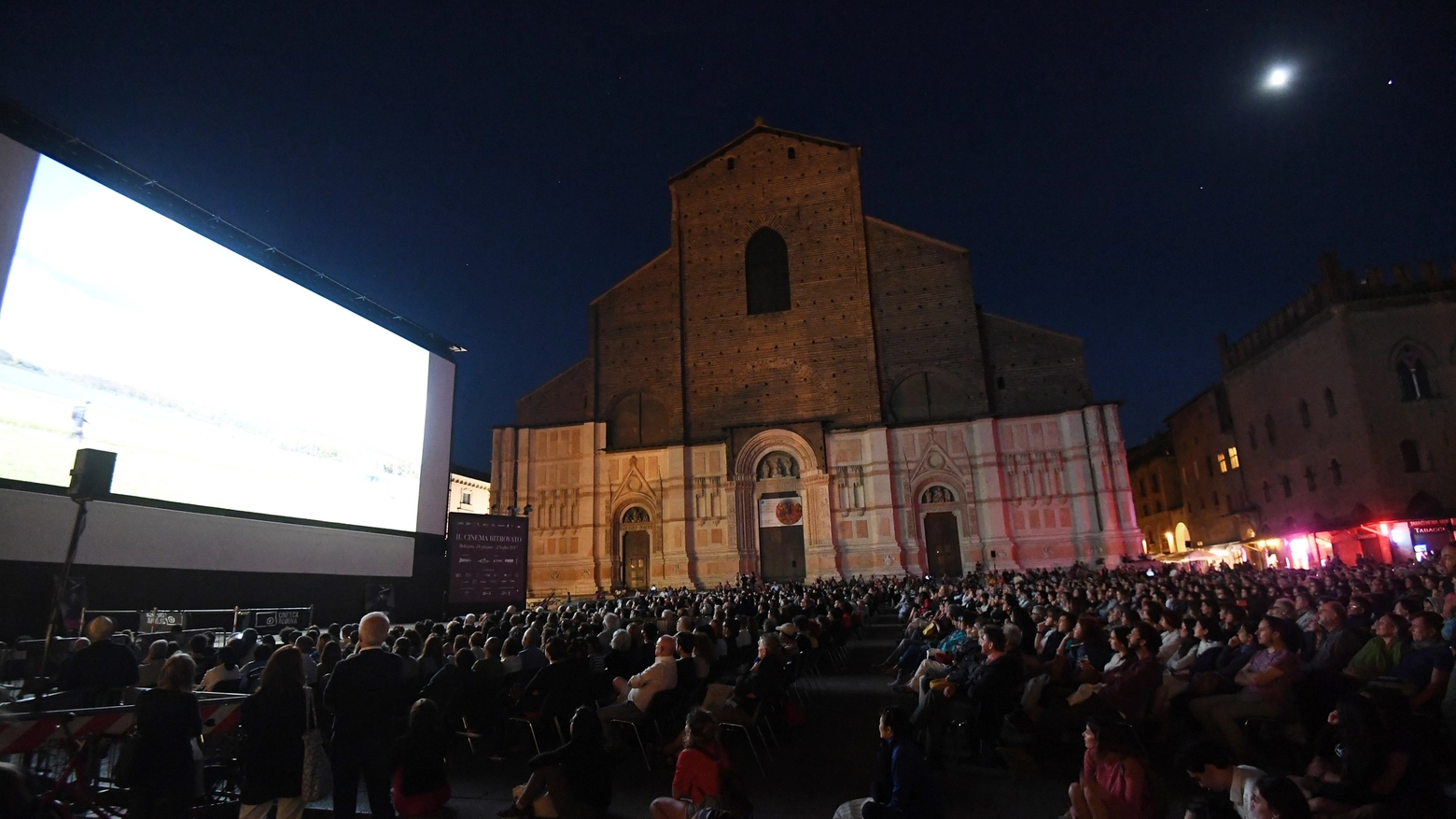 Tra gli eventi anche i film d'autore in piazza Maggiore (Foto d'archivio Schicchi)
