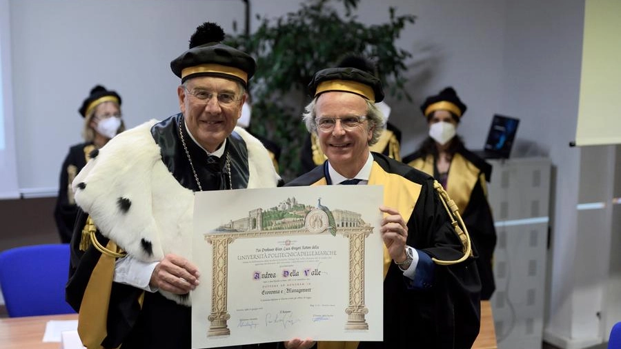 Andea Della Valle mostra le laurea honoris causa (foto Emma)