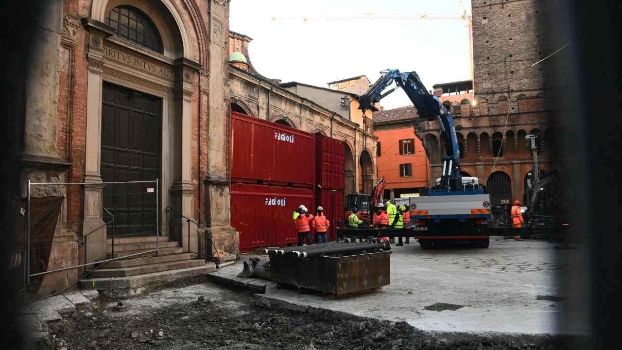 Sono arrivati i container per consentire i lavori per la messa in sicurezza della torre Garisenda di Bologna (FotoSchicchi)