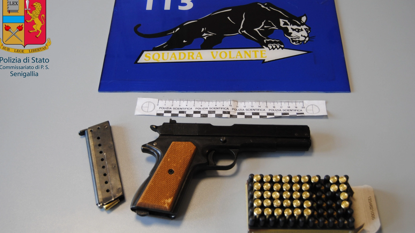 La pistola sequestrata dalla polizia a Senigallia