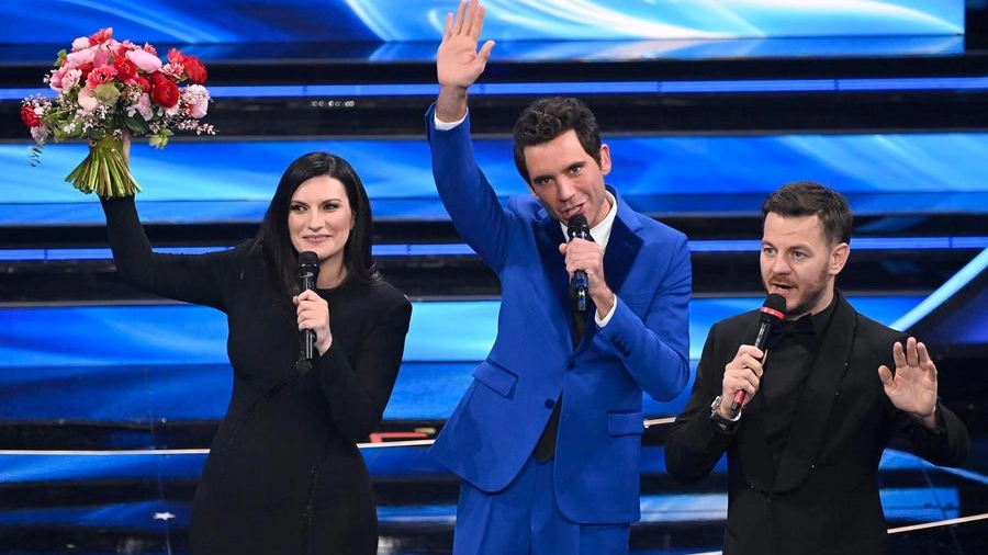 Laura Pausini con Mika e Cattelan a Sanremo 2022