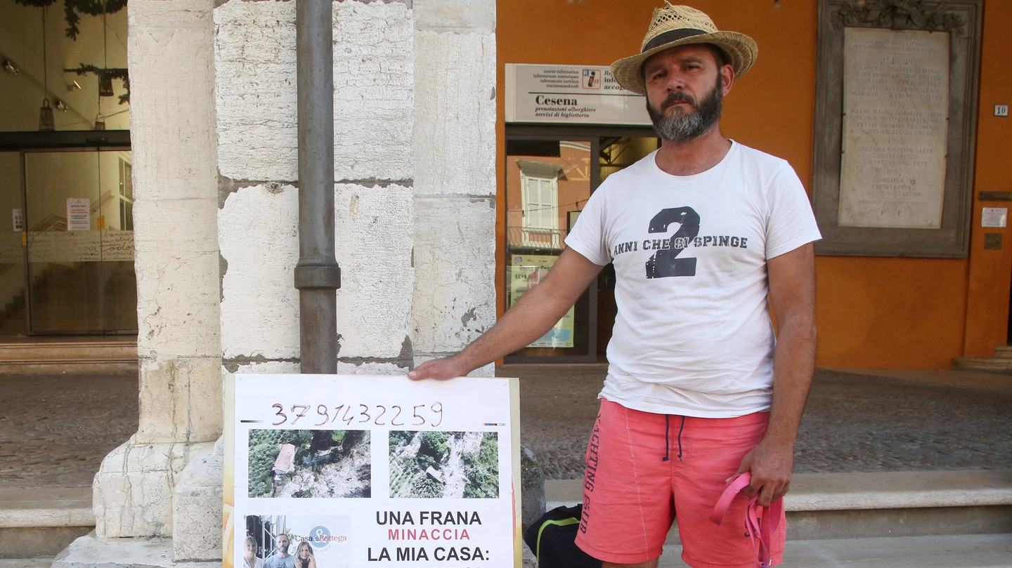 Bruno Strofante ieri mattina in piazza del Popolo a Cesena