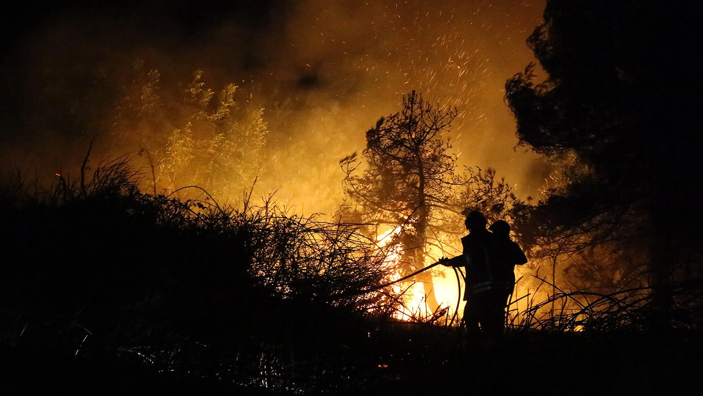 Tempestivamente intervenuti, i vigli del fuoco in un’ora hanno spento l’incendio di martedì sera sul San Bartolo