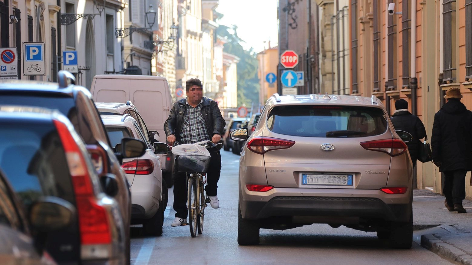 Imola, una bicicletta contromano in via Cavour