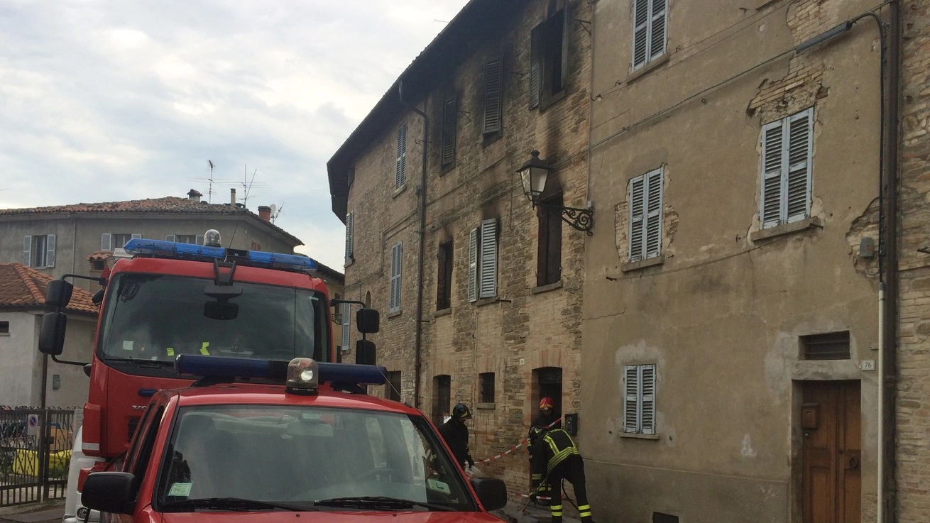 Incendio a Sant'Angelo in Vado, la casa danneggiata (Foto Angelini)