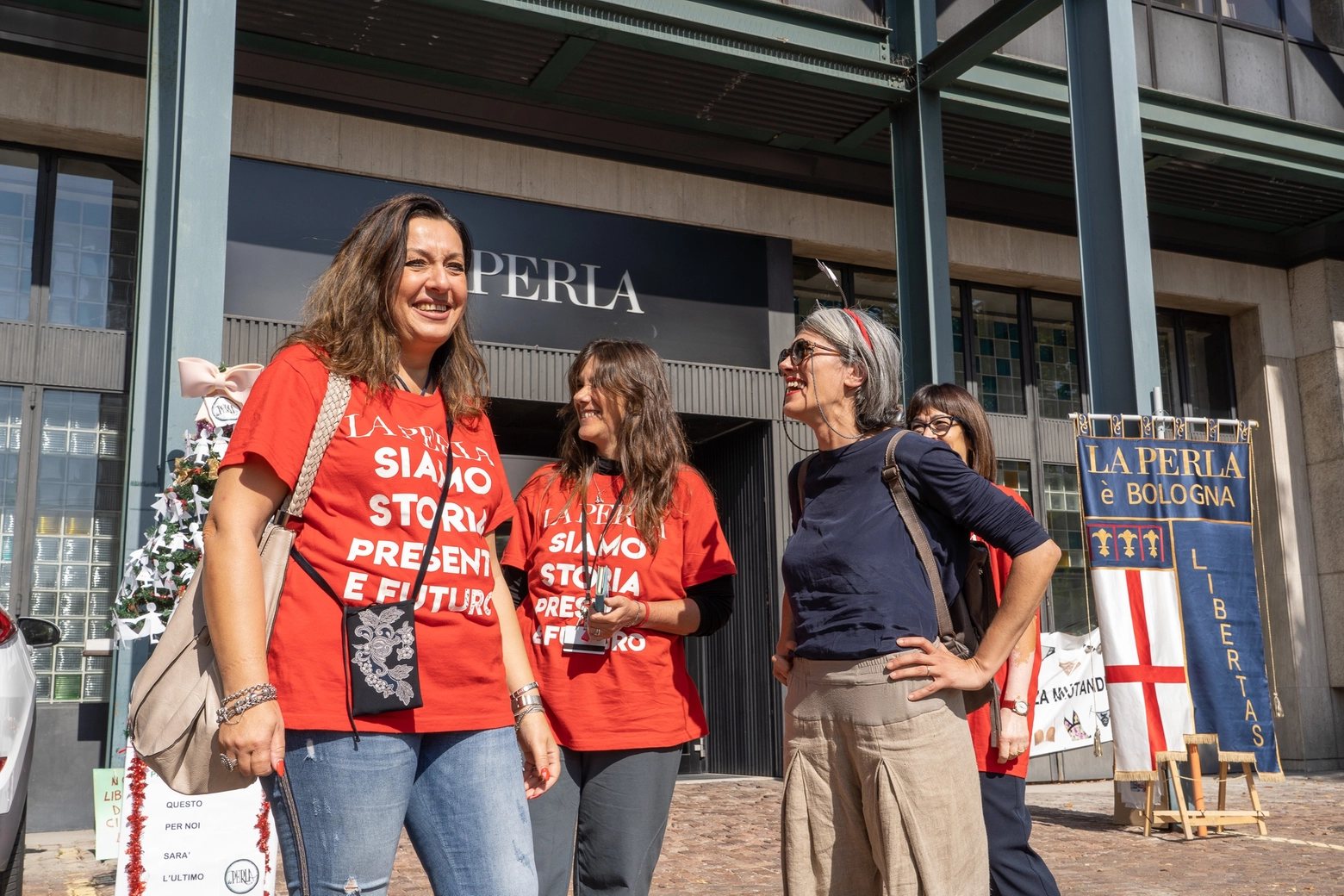 Una delle manifestazioni di protesta delle lavoratrici de La Perla in via Mattei