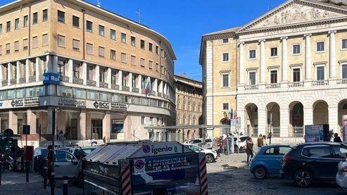Obiettivo decoro  Piazza della Repubblica,  via il cassonetto Igenio  "I rifiuti? Sotterranei"