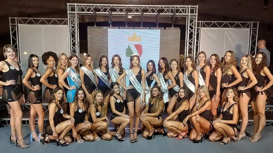 Foto di gruppo per tutte le miss che hanno partecipato alla serata per l'elezione di Miss Marche a Civitanova