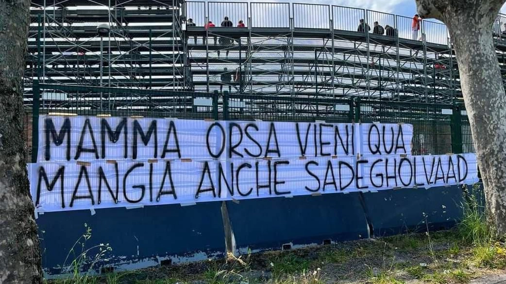 Striscione choc contro il sindaco a Rimini