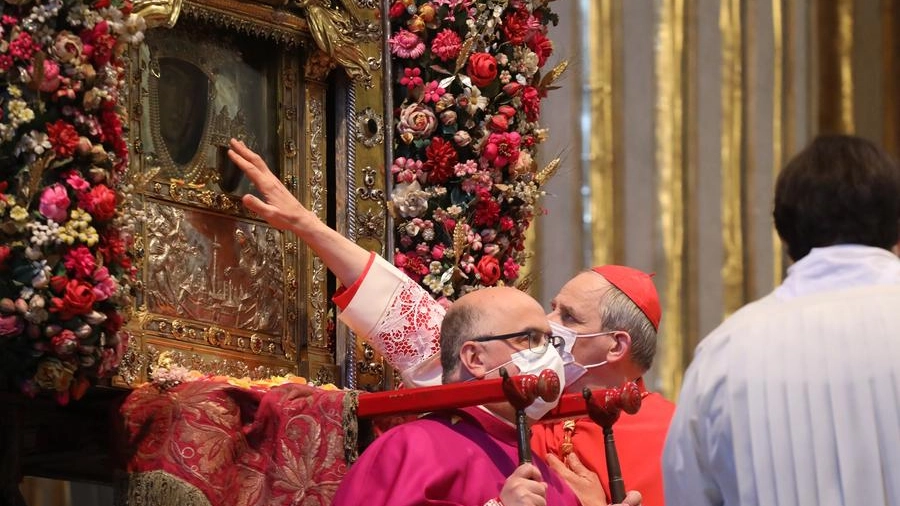Monsignor Zuppi e l'icona della Madonna di San Luca (foto Schicchi)