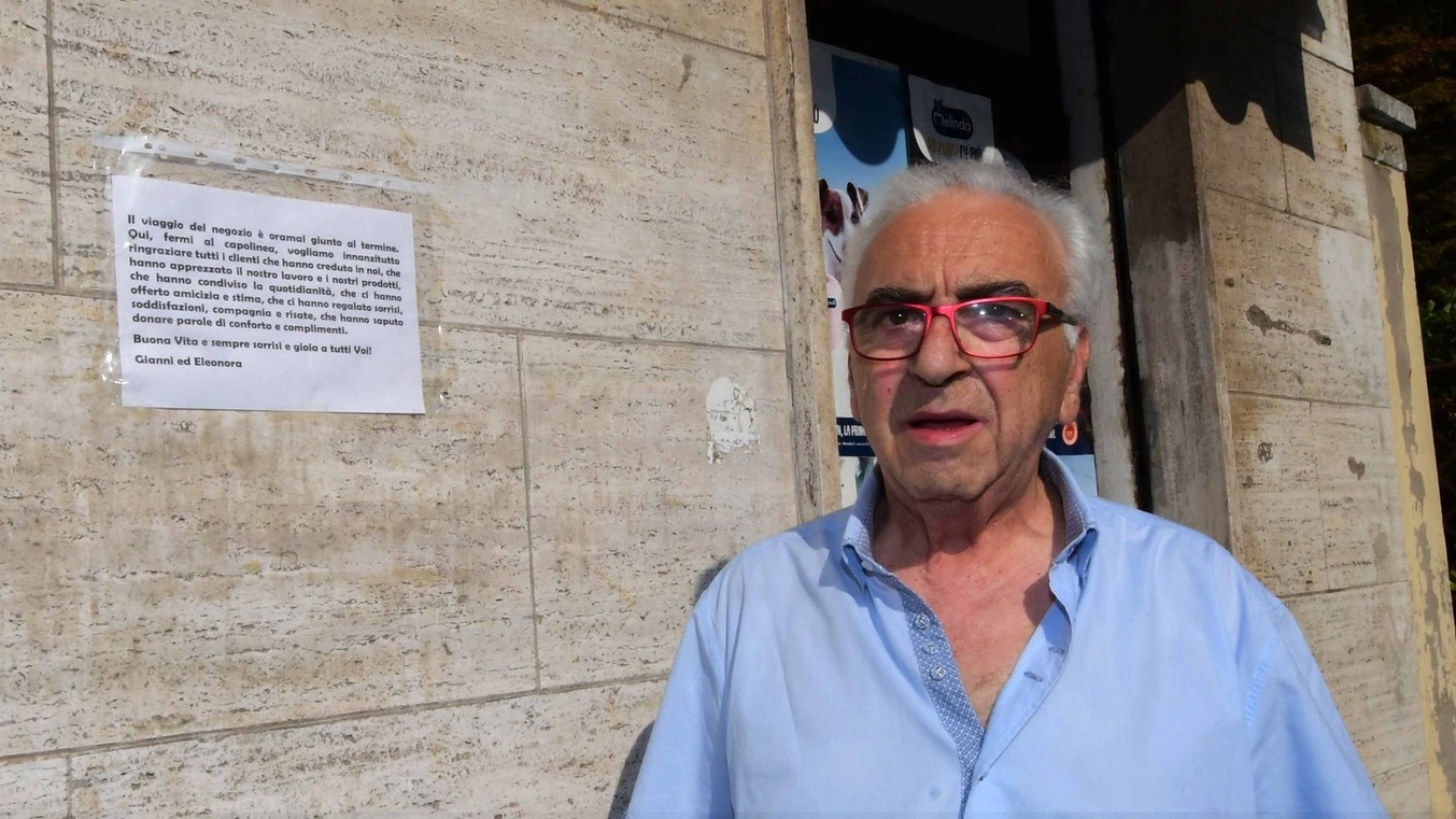 Gianni Zanella davanti alla porta del suo negozio