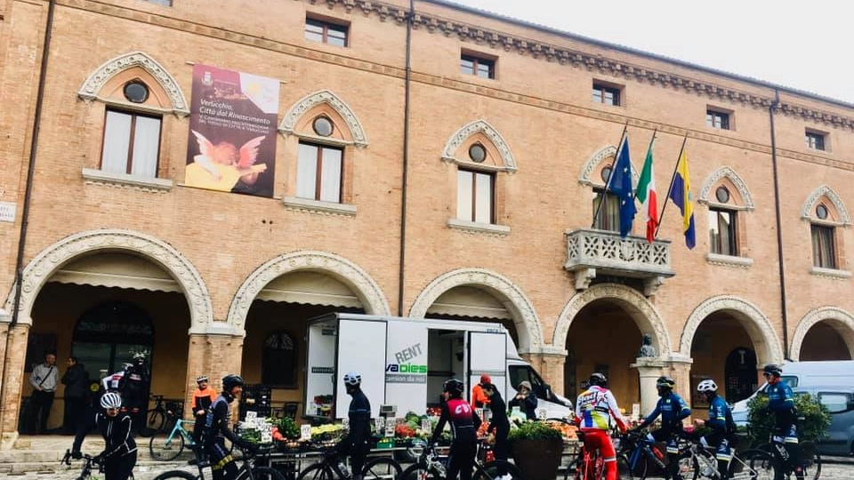 Un gruppo di ciclisti in piazza Malatesta a Verucchio