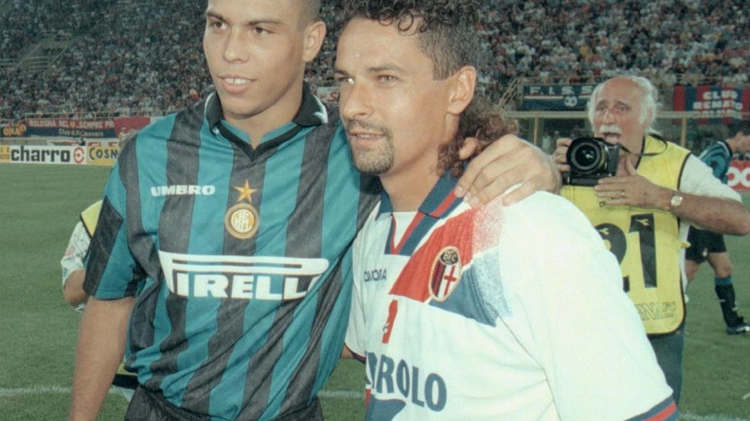 Roberto Baggio con la maglia del Bologna, in una foto del '97 con Ronaldo (Ansa)