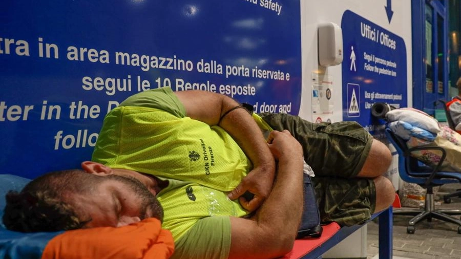 Un uomo dorme davanti ai cancelli della Gkn (Fotocronache Germogli) 