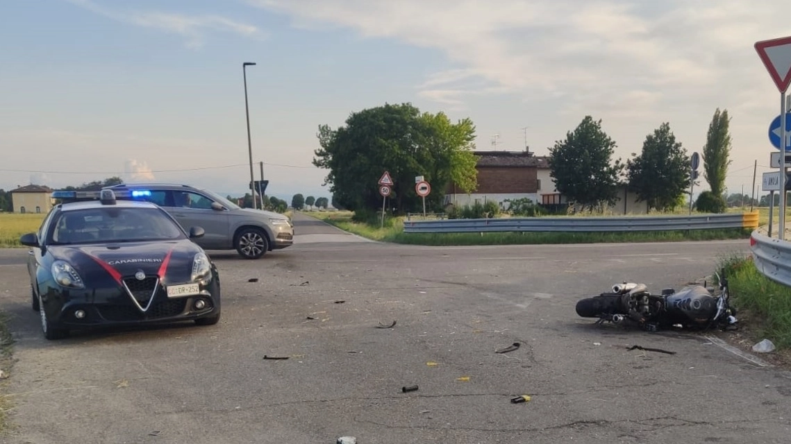 Tragico schianto: motociclista muore, autista del furgone si consegna dopo ore