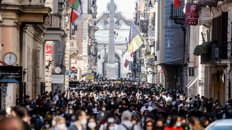 Milano, prove di movida nel weekend prima delle riaperture (Ansa)