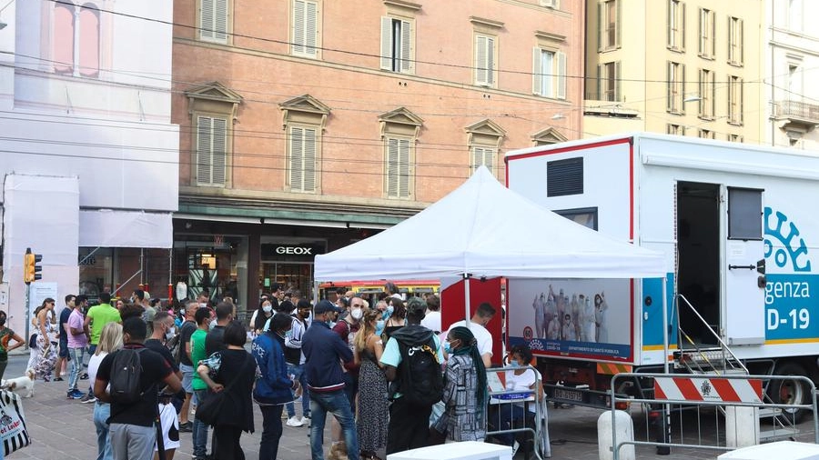 Vaccino senza prenotazione in piazza Maggiore a Bologna (FotoSchicchi)