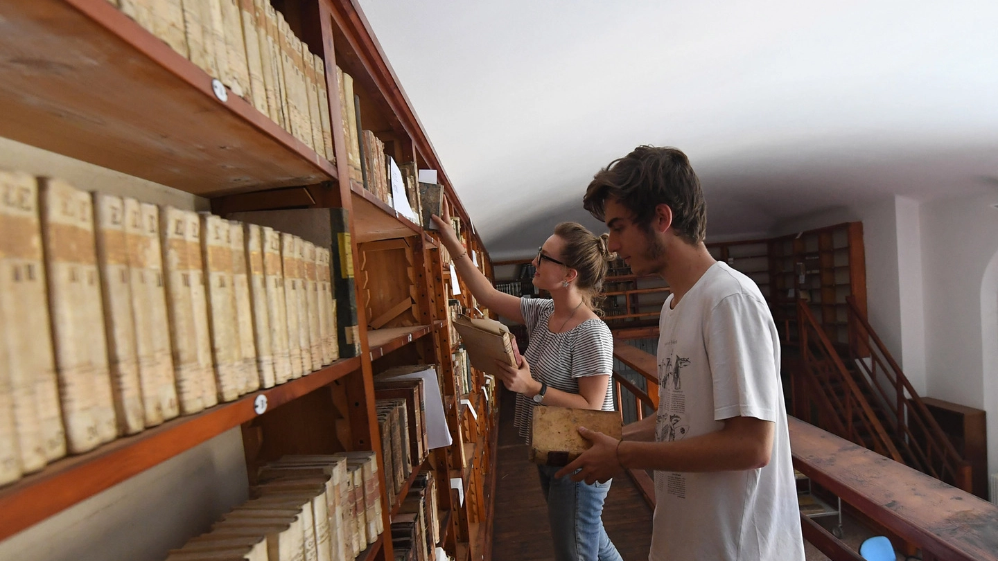 Bologna, studenti alla scoperta degli antichi libri nella biblioteca dei Cappuccini