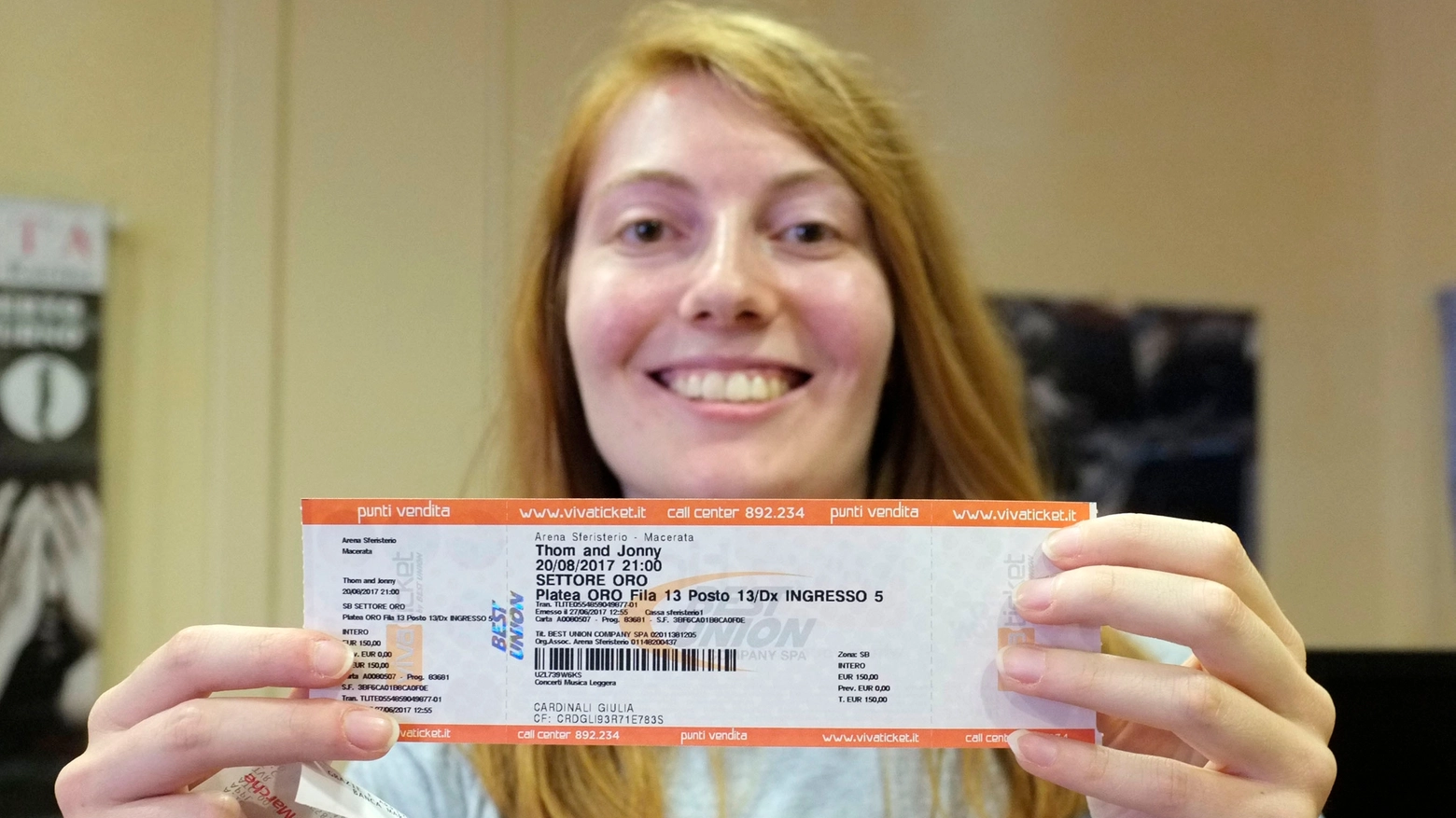 Giulia Cardinali con il prezioso biglietto dei Radiohead (foto Calavita)