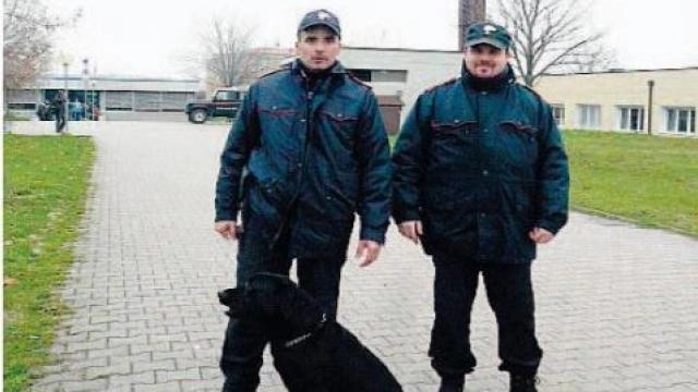 Il labrador Sid assieme ai carabinieri che ha svolto il blitz in due scuole reggiane