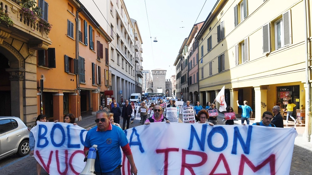 La manifestazione No Tram a Bologna (foto Schicchi)