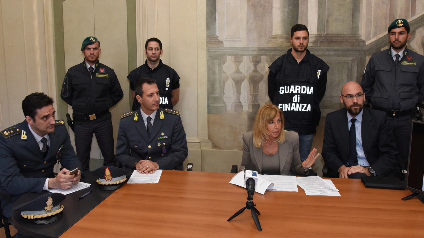 Il procuratore Lucia Musti insieme al comandante provinciale della Finanza, Pasquale Russo, e il colonnello Rotella