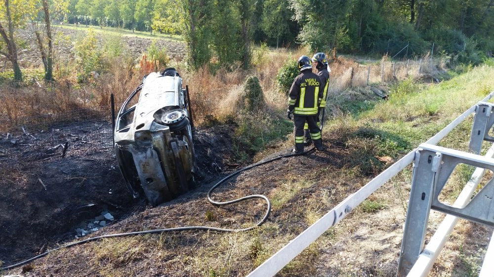 La macchina distrutta dopo l'incidente (foto Schicchi)