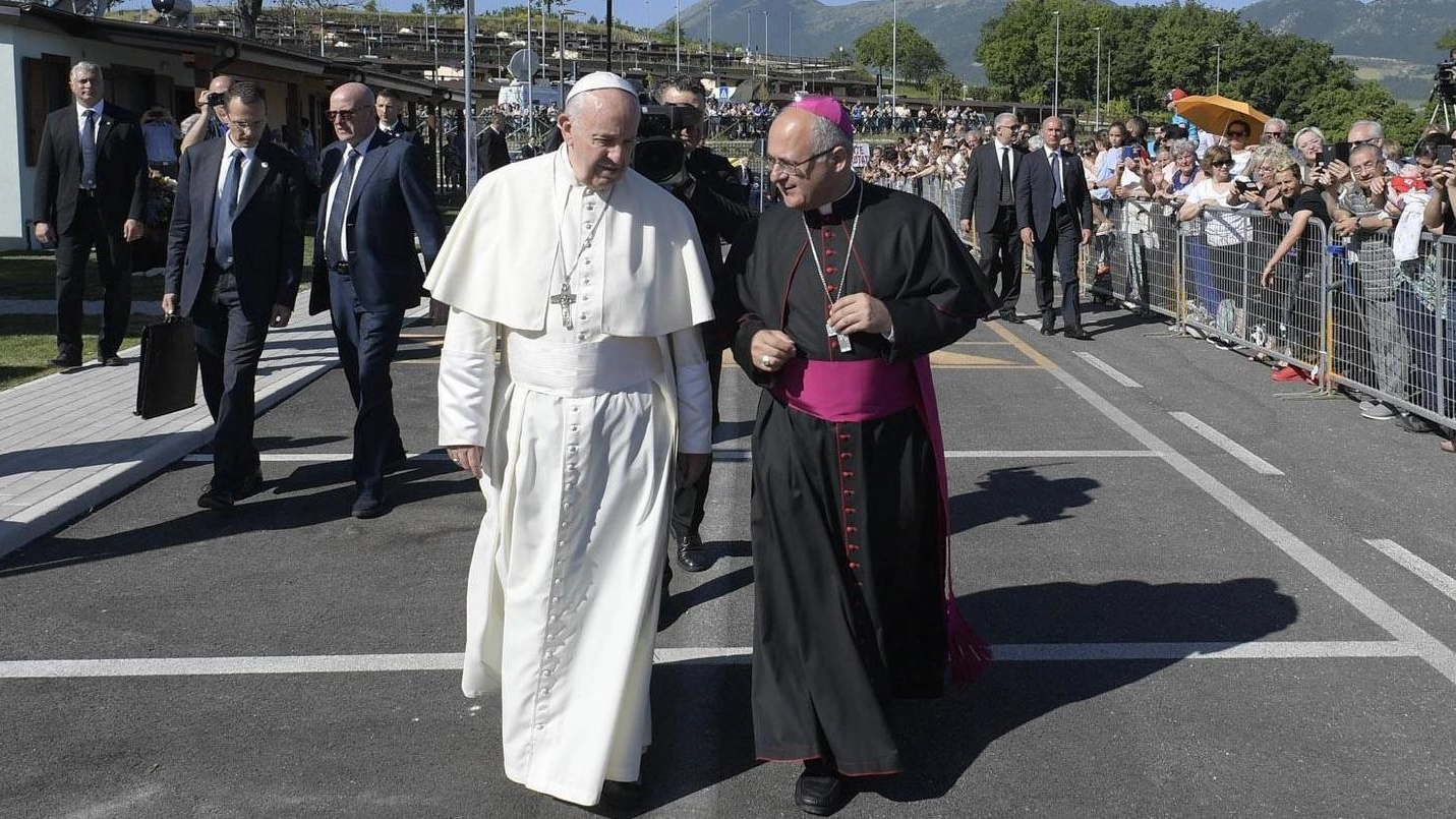 Il Papa insieme all’arcivescovo Francesco Massara